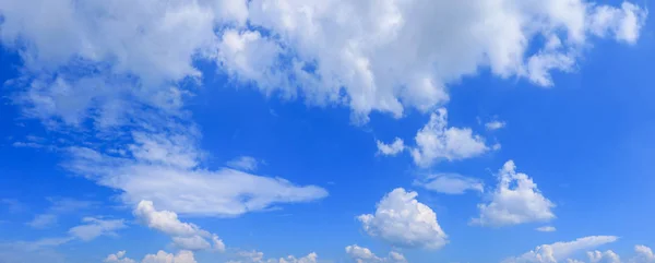 Panoramahimmel Und Gewitterwolken Sommerzeit Schöner Hintergrund — Stockfoto