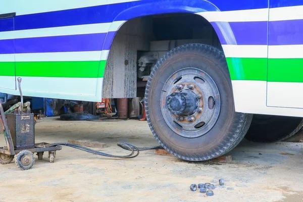 Goma Rueda Autobús Esperando Para Reparar Garaje —  Fotos de Stock
