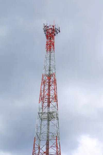 Telekomunikační Věž Červenobílý Anténa Rádio Telefon Mobilní Obloze Pozadí — Stock fotografie