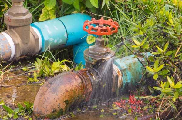 kırık sıhhi tesisat boru ve hareketli su sızıntısı bekle tamir tesisatçı, vana