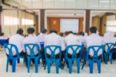 Öğrenci Müslümanlar bulanıklık ve öğretmen Semineri projektörü ekran kopya alanı ile beyaz olan konferans odasında metin ekleme
