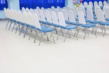 boş satır sandalyeler seminer toplantı odasını hazırlayın, odak alan sığ derinliği ile seçin.
