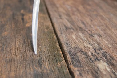 kılıç çelik bıçak antik samuray kopya alanı ile eski ahşap yüzey zemin üzerinde