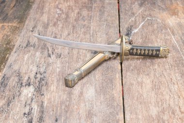 kılıç çelik bıçak samuray ve kın şövale antik kopya alanı ile eski ahşap yüzey zemin üzerinde