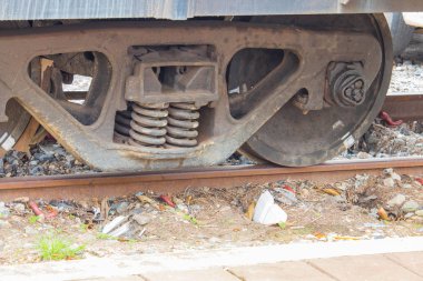 Tren tekerlek yakın çekim istasyonunda tren yolda
