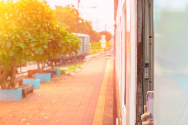 pencere eski tren seyahat güneş ışığı ile kırsal çalıştırmak. odak alanı ve arka plan bulanık sığ derinliği ile seçin