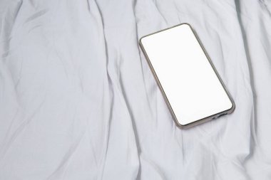 Beyaz yatakta iç tren cep telefonuyla kopya ile boşluk eklemek metin