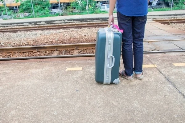 Pierna Macho Viaje Poner Pantalones Vaqueros Pie Maleta Tren Espera — Foto de Stock