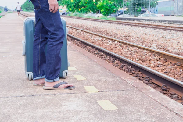 Pierna Macho Viaje Poner Pantalones Vaqueros Pie Maleta Tren Espera — Foto de Stock