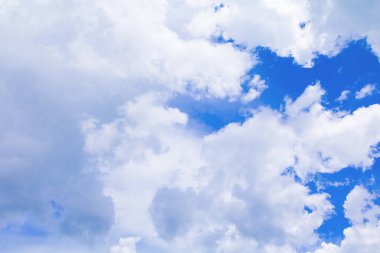 Bulutlu yaz olan mavi gökyüzü canlı. doğa güzel sanat