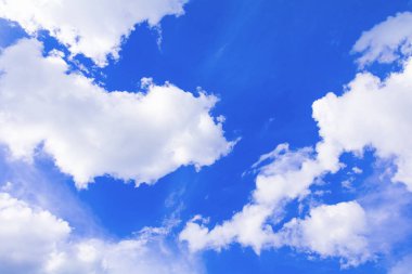 Bulutlu yaz olan mavi gökyüzü canlı. doğa güzel sanat