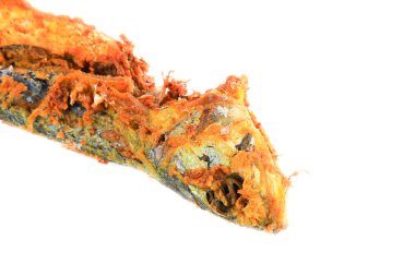 Beyaz arka plan ile üzerinde kızarmış uskumru