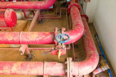 boru sistemi toz kirli iç olan eski büyük sıhhi tesisat kırmızı 