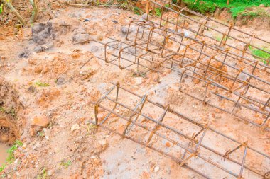 Çelik İnşaat İş Sanayi toprağa yayında 