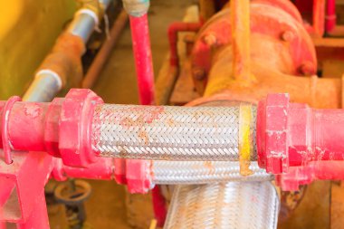 ortak boru sistemi toz kirli olan eski büyük sıhhi tesisat kırmızı