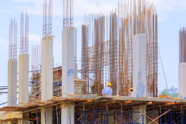 İnşaat işçi ekibi yüksek zemin bina üzerinde çalışıyor 