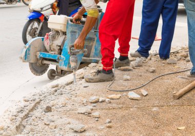 İnşaat sondaj onarım işçisi yol yüzeyinde