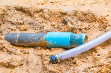 Sıhhi tesisat Pvc boru su olan deliğe kırık onarmak 