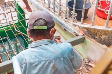 çelik çatı üzerinde Kaynak Kaynakçı yaşlı çalışır.