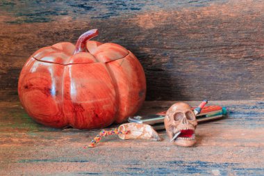 Cadılar Bayramı gün kavramı kafatasında. eski vintage ahşap arka plan üzerinde