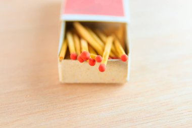 kutusunda kırmızı kafa kavramı enerji eski vintage ile maç sopa