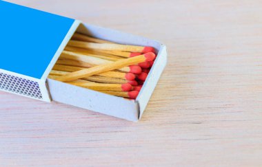 kutusunda kırmızı kafa kavramı enerji eski vintage ile maç sopa 