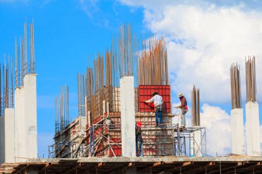 İnşaat İşçileri mevcuttur ve bina konut açık. 