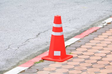 Beyaz çizgili patika üzerinde trafik koni turuncu ve tarama alanı 