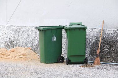 çöp tenekesi yeşil çöp kutusu çöp kovaları duvar arka plan dışında