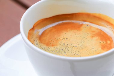 Beyaz fincan kahve espresso ahşap arka plan üzerinde kapat