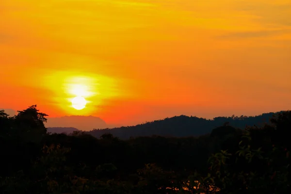 Φόντο ημέρα Απόκριες με το ηλιοβασίλεμα στο sky και σιλουέτα δέντρο — Φωτογραφία Αρχείου