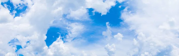 Cielo panorámico y nube en verano con nubes de tormenta de formación — Foto de Stock