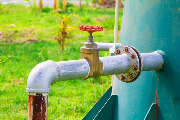 Válvula de agua viejo y tubería de grifo de acero de la junta de plomería con perilla roja —  Fotos de Stock