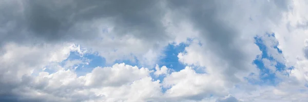 パノラマ空と雲形成嵐雲と夏の時間で — ストック写真