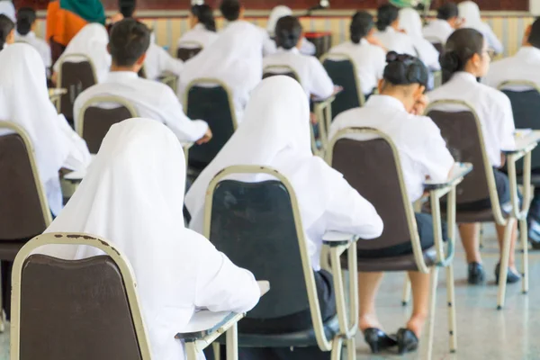 Siswa duduk kursi di kelas universitas untuk tes pendidikan — Stok Foto