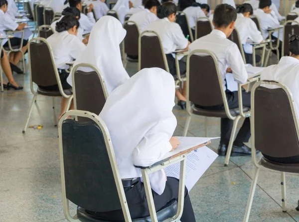 Siswa duduk kursi di kelas universitas untuk tes pendidikan — Stok Foto