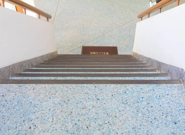 binanın içinde mavi aşağı merdiven eski terrazzo kat geçit.