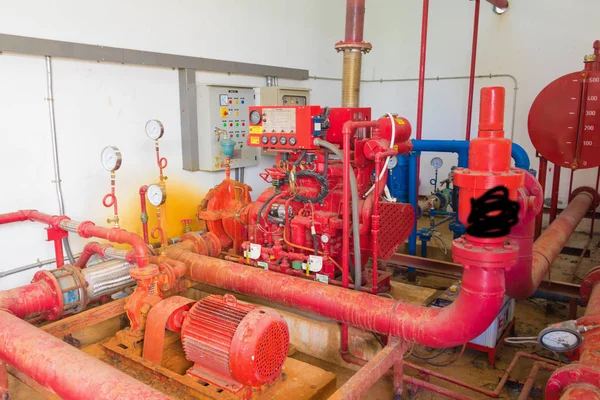 Systém potrubí staré červené velké instalatérské, který má prach špinavé uvnitř — Stock fotografie