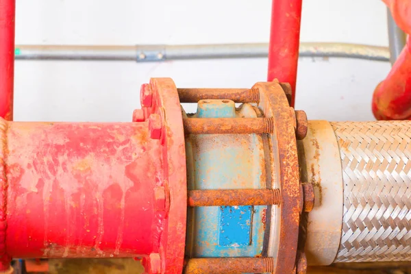 Systém společné potrubí staré červené velké instalatérské, který má prach špinavé — Stock fotografie