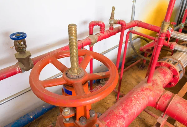 Ventil systém potrubí staré velké instalatérské červená voda která — Stock fotografie