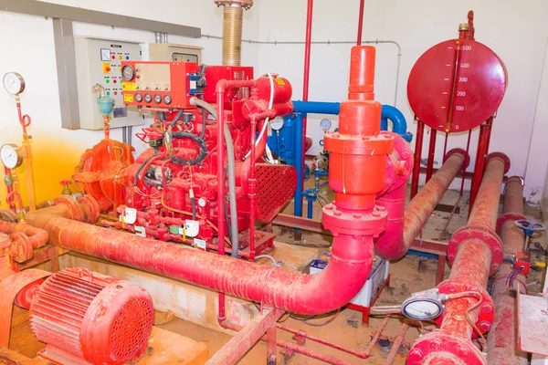Systém potrubí staré červené velké instalatérské, který má prach špinavé uvnitř — Stock fotografie