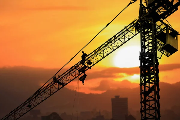 Silhouette Tower crane construction with worker in sunset — Stock Photo, Image