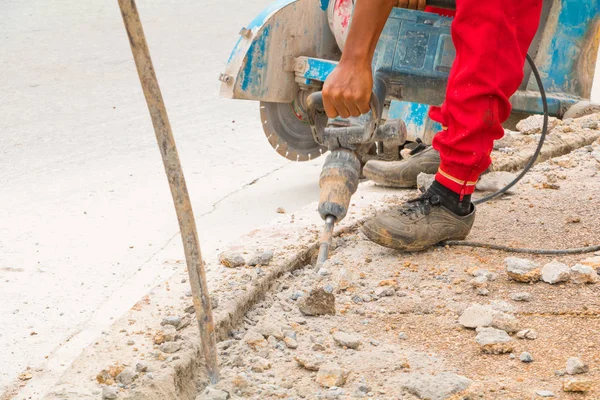 Trabajador de reparación de perforación de construcción en la superficie de la carretera — Foto de Stock