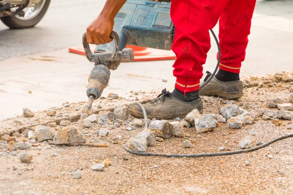 Trabajador de reparación de perforación de construcción en la superficie de la carretera — Foto de Stock