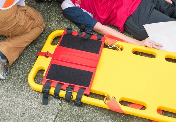 Sedye sarı ve hasta için acil sağlık görevlisi yaralı 