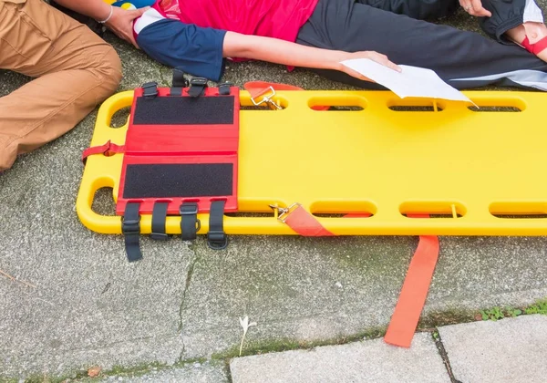 担架黄色と緊急時の救急救命士の負傷患者 — ストック写真
