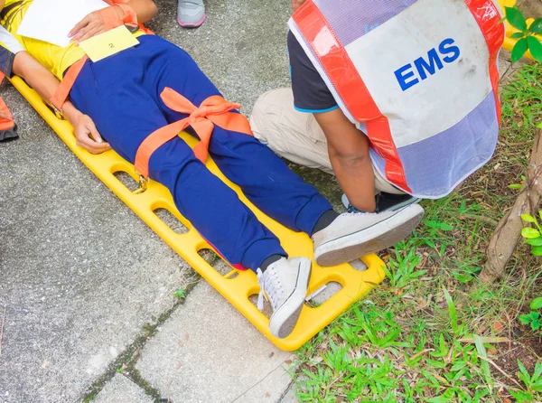 Camilla amarilla y paciente lesionado para paramédico de emergencia —  Fotos de Stock