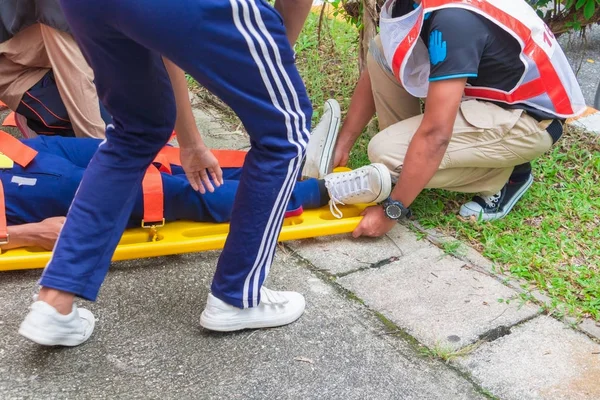 Φορείο κίτρινο και ασθενή τραυματίες για έκτακτης ανάγκης παραϊατρικό — Φωτογραφία Αρχείου