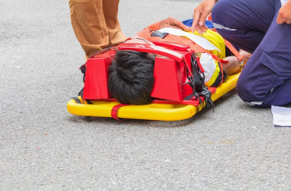 Civière jaune et patient blessé pour ambulancier d'urgence — Photo