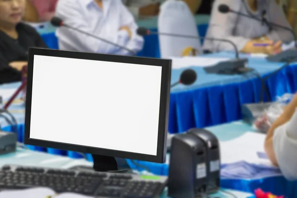 Computador na mesa e empresários reunião borrão no seminário — Fotografia de Stock